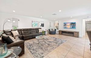 White Sea Shell - with Tiki Hut and Boat Lift