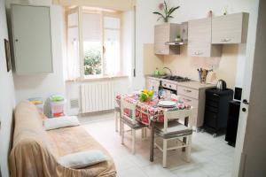 50m dal mare, con giardino e posto auto privati