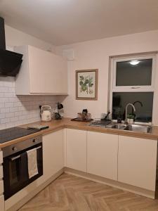 Central Park View - Modern & Stylish 2 Bed Apartment - Great Location