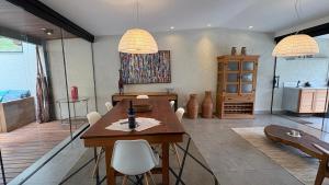 Casa 08 Floresta Boa Vista - Piscina Privativa e Lounge com Deck em Meio à Natureza