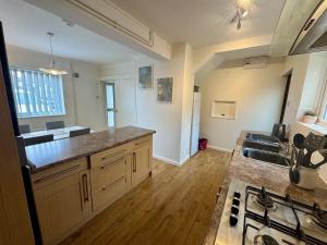 Spacious & Comfortable 3-Bed Home - Private Drive