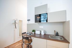 Vibrant Downtown Studio AC