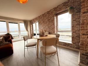 Luxury 2bed Sleeps 4 Flat Nr White Rose w Free Parking, Desks and Fast WiFi