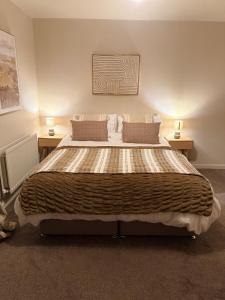 Luxury 2bed Sleeps 4 Flat Nr White Rose w Free Parking, Desks and Fast WiFi