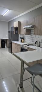 1 Bedroom Sleek, Spotless, Work-from-home Sanctuary