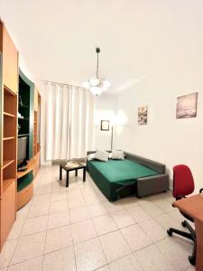 Three-room apartment 2 bedrooms with balcony 2 min from Centrale