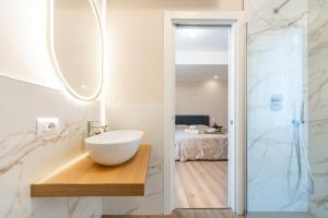 Luxury quiet studio above subway