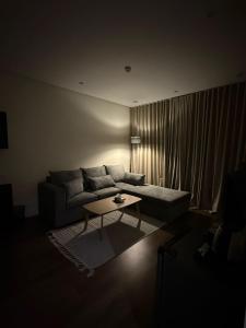 Modern & Close to Airport Apartment مسكن عصري بالقرب من المطار غرفة و صالة