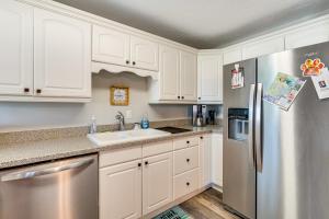 Poolside Retreat 2 Mi to Dtwn Cape Coral