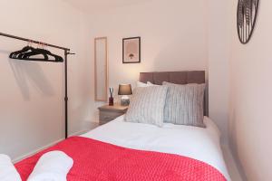 Modern 3-Bedroom Apartment with Garden Near Cardiff City Centre