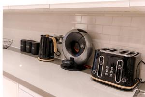 Modern 3-Bedroom Apartment with Garden Near Cardiff City Centre