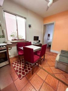 Apartamento - Localização Perfeita à 200 metros da Praia de Copacabana