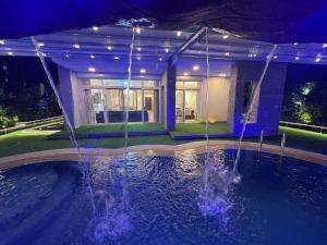 7 BR Smart House with Heated Pool, Waterfall, Garden