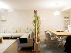 Luxury 2BR Spacious & Stylish with Patio near Metro