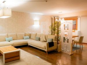 Luxury 2BR Spacious & Stylish with Patio near Metro