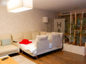 Luxury 2BR Spacious & Stylish with Patio near Metro