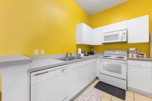 2730 Club Cortile Circle Apt. B