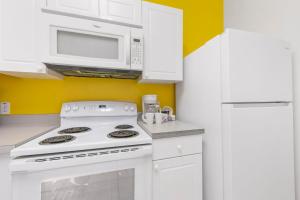 2730 Club Cortile Circle Apt. B