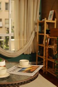 Copacabana, beach and subway a few steps away for 6