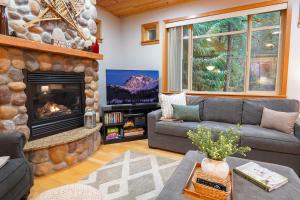 Snowline Hillside Chalet