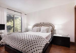 Perfect Inside Downtown Aspen Location! Romantic 1300 ft, 4 Blocks or 396 m, to AJAX or Aspen Mountain