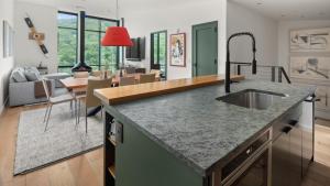 402 - Treehouse Condo - Spruce Peak - Stowe Mt Resort - Ski in Ski Out - Sleeps 9