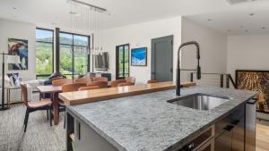 409 - 3 bed - Treehouse unit - Spruce Peak at the Base of Stowe Mt Resort - Sleeps 9