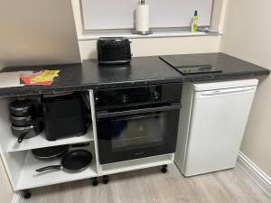 Quiet studio flat near University & QMC, King size bed