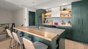 413- 4 bedroom - Treehouse Condo - Spruce Peak - Stowe Mt Resort - Ski in Ski out - Sleeps 9