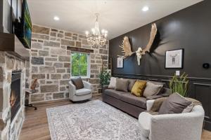 The Moose Room - Newly Built 2B2B Midway Loft