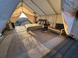 A Cozy Sunrise Glamping Escape with Panoramic View