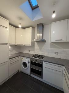 Modern 5 Bedroom Home in Solihull - Entire House - Garden - Contractors - Relocators - Family - NEC - BHX -Sleeps 9