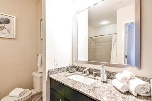 Cozy Haven in a Bustling Neighborhood