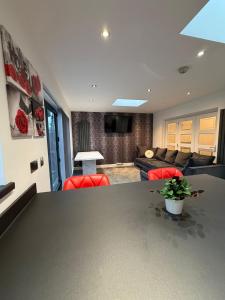 Modern 5 Bedroom Home in Solihull - Entire House - Garden - Contractors - Relocators - Family - NEC - BHX -Sleeps 9