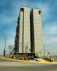 Departamento moderno con alberca, terraza y acceso controlado