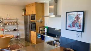 Spacious Apartment - Warm and Welcoming in Lindisfarne, 8 min from CBD