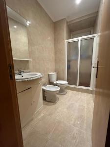 Комната с двуспальной кроватью в уютных апартаментах