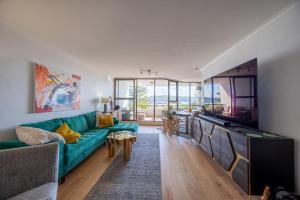 120 m2 - Water View - Manly Central - 2 Bed 2 Bath & More