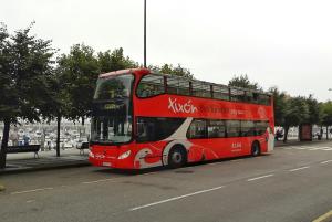 En el centro entre el puerto y las playas