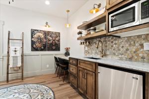 The Bee Room - Cozy Retreat on Midway Main Street