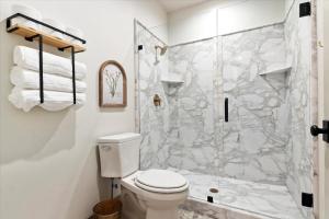 The Bee Room - Cozy Retreat on Midway Main Street