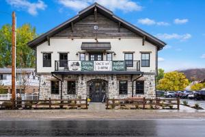 The Bee Room - Cozy Retreat on Midway Main Street