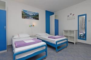 Apartments with parking space Lopar, Rab - 18005