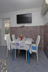 Apartments with parking space Lopar, Rab - 18005