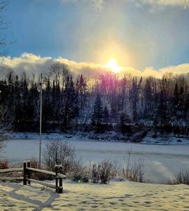 Chalet en Bois Rond au bord de leau - spa privé & billard - Mauricie, Portneuf - Québec