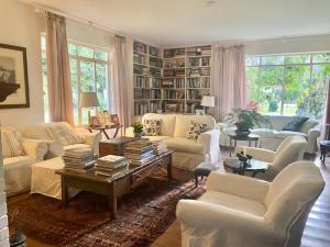 Country house with pool and stunning view!