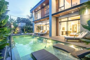 Luxury 5BR Modern Villa Steps from Café Del Mar