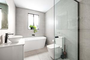 Charming Guildford Retreat - Bright Double Room Close to Green Spaces & Local Eats - Shared Bathroom