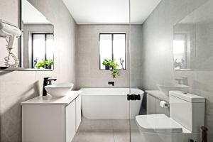 Charming Guildford Retreat - Bright Double Room Close to Green Spaces & Local Eats - Shared Bathroom