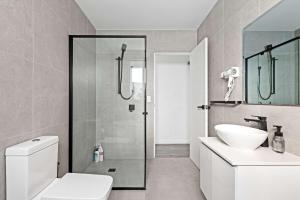 Charming Guildford Retreat - Bright Double Room Close to Green Spaces & Local Eats - Shared Bathroom